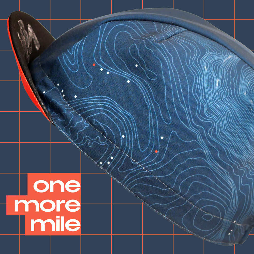cycling-hat-one-more-mile-blue-left casquette velo bleu gravel sentier topographie