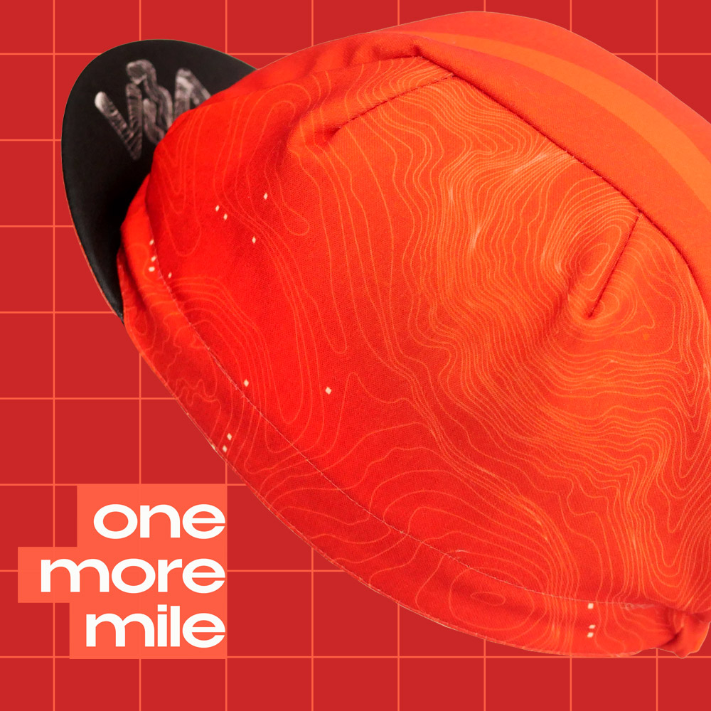 cycling-hat-one-more-mile-red-left casquette velo rouge gravel sentier topographie